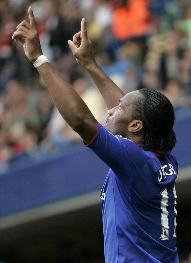 DALÍ GÓL PROTI ARSENALU. Didier Drogba, útoník Chelsea, slaví tináctou trefu do proti Arsenalu.