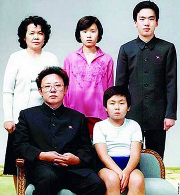 Celá diktátorova rodinka: vlevo sedí Kim ong-il a Kim ong-un, nahoe zleva stojí tvrtá ena souasného vládce Severní Koreje Kim Ok, jeho sestra Kim Kjong-hi a její manel Jang Song-Thaek