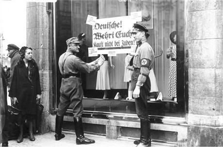 Nenakupujte u id Jednm z prvnch protiidovskch opaten byl bojkot obchod. Takzvan norimbersk zkony podepsal Adolf Hitler. 