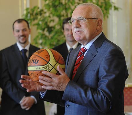 PREZIDENT S MIUDOU. Vclav Klaus s drkem od eskch basketbalistek.