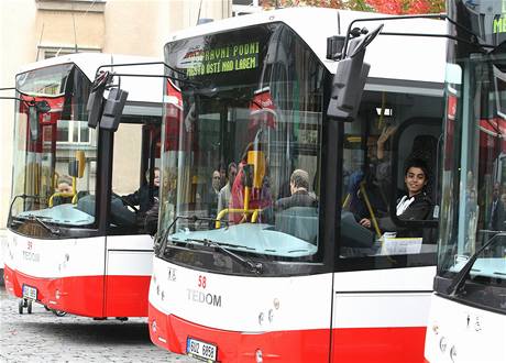 steck dopravn podnik nakoupil na pmstsk linky nov nzkopodlan autobusy Tedom a Solaris.