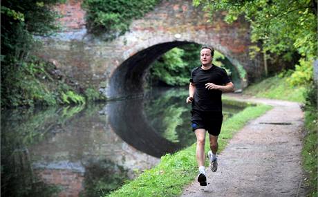 Britsk pedseda vldy David Cameron pi rannm bhn v Birminghamu. (4. jna 2010)