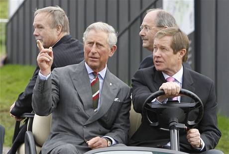 Sir Terry Matthews (za volantem) ukazuje Celtic Manor Resort princi Charlesovi.