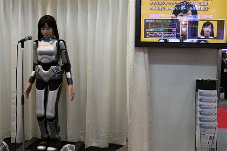 CEATEC 2010 - zpvajc robot