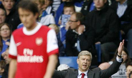 Tom Rosick (vlevo) a jeho trenr v Arsenalu Arsene Wenger bhem utkn na Chelsea.