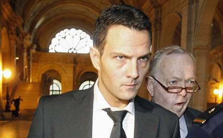 Bývalý maklé banky Société Générale Jérôme Kerviel byl odsouzen na ti roky do vzení. Musí také uhradit kodu ve výi 4,9 miliardy eur.
