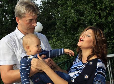 Ilona Cskov se synem Danielem a partnerem Radkem Voneem 