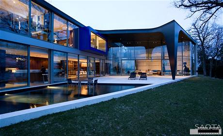 Luxusn vila s baznem Sow House od architektonickho studia Saota stoj u enevskho jezera