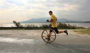 Závodníci kouleli 12,5 kilogramu tké loukoové kolo z Lednice na Beclavsku do Brna (2. íjna 2010)