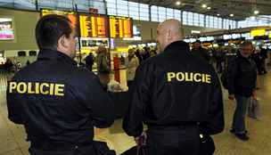 Policie zpísnila bezpenostní kontroly na letiti v Praze kvli teroristickým hrozbám