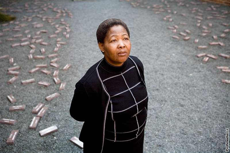 Antoinette Sitholeová, sestra Hectora Pietersona stojí v muzeu, které pipomíná dtské obti násilí v roce 1976. Jejich jména pipomíná 566 cihel.