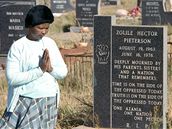Matka Hectora Pietersona se modl u jeho hrobu v Sowetu v JAR.