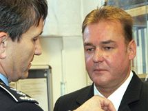 Policejn prezident Oldich Martin vyznamenal spolu s ministrem vnitra Radkem Johnem policisty, kte zasahovali pi pepaden smnrny v Krnov. (9. jna 2010)
