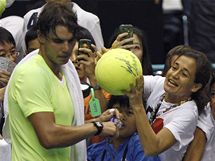 ZKLAMN. Rafael Nadal podlehl v semifinle turnaje krajanovi Garciovi-Lopezovi, zjem fanynek o jeho podpis to ale nijak neovlivnilo.