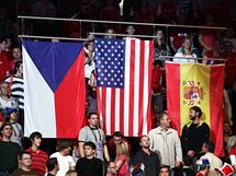 Sttn vlajky pi zvrenm ceremonilu a hymnch