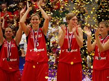 esk basketbalistky Veronika Bortelov, Ivana Veeov, Jana Vesel a Hana Horkov (zleva) se raduj ze stbrnch medail