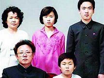 Cel dikttorova rodinka: vlevo sed Kim ong-il a Kim ong-un, nahoe zleva stoj tvrt ena souasnho vldce Severn Koreje Kim Ok, jeho sestra Kim Kjong-hi a jej manel Jang Song-Thaek