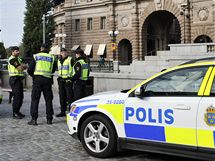 Policist hldkuj ped vdskm parlamentem. vdsko zvedlo kvli hrozb toku stupe ostraitosti (1. jna 2010)