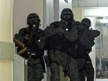 Ekvdorskho prezidenta Rafaela Correu musely z obklen nemocnice osvobodit speciln jednotky policie (1. jna 2010)