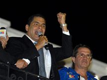 Ekvdorsk prezident Rafael Correa po osvobozen promluvil z balknu prezidentskho palce ke svm pznivcm (1. jna 2010)