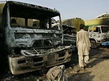 Ozbrojenci z Talibanu zaplili u Islmbdu 27 cisteren s palivem pro NATO (4. jna 2010)