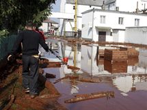 Toxick erven kal zaplavil dv maarsk obce, zchrani museli evakuovat destky lid (4. jna 2010)