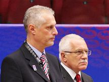 Vclav Klaus (vpravo) ve spolenosti basketbalovho funkcione Zdeka Bzy