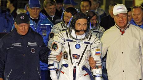 Kosmonauti Alexandr Kaleri, Oleg Skripočka a Scott Kelly před startem Sojuzu TMA-M Kosmonauti Alexandr Kaleri, Oleg Skripočka a Scott Kelly před startem Sojuzu TMA-M