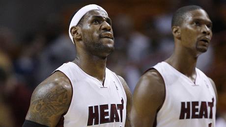 LeBron James (vlevo) a Chris Bosh LeBron James (vlevo) a Chris Bosh