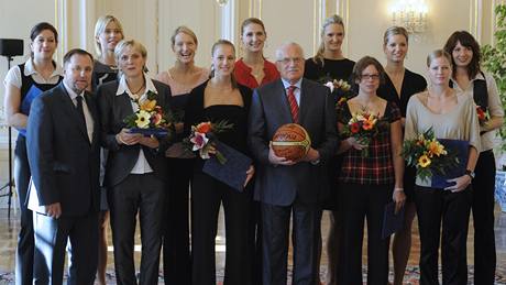 Václav Klaus a tým eských basketbalistek s trenérem Blakem