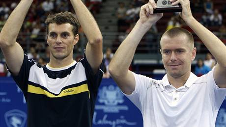 Český tenista František Čermák (vlevo) slaví deblový turnajový triumf v Kuala Lumpuru s Michalem Mertiňákem ze Slovenska Český tenista František Čermák (vlevo) slaví deblový turnajový triumf v Kuala Lumpuru s Michalem Mertiňákem ze Slovenska