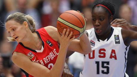 STÍBRNÁ JE DOBRÁ. eské basketbalistky Kateina Elhotová, Michaela Feraníková a Ilona Burgrová (zleva) se radují ze zisku medailí