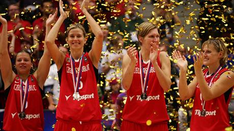České basketbalistky Veronika Bortelová, Ivana Večeřová, Jana Veselá a Hana Horáková (zleva) se radují ze stříbrných medailí České basketbalistky Veronika Bortelová, Ivana Večeřová, Jana Veselá a Hana Horáková (zleva) se radují ze stříbrných medailí