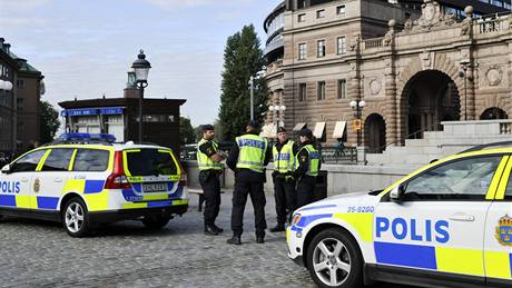 Policisté hlídkují ped védským parlamentem. védsko zvedlo kvli hrozb útoku stupe ostraitosti (1. íjna 2010)