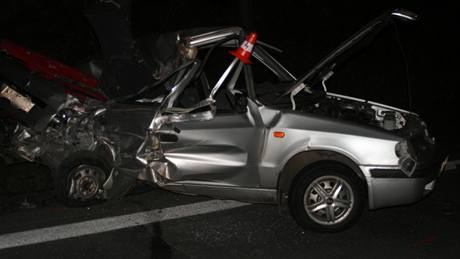 idi osobního auta peil hroziv vypadající nehodu bez zranní, ofér kamionu si zlomil ruku.