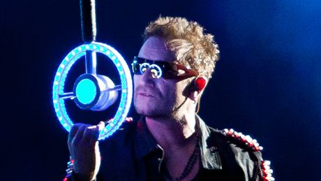Takhle se do toho zpvák a frontman kapely U2 Bono poloil letos ve Frankfurtu.