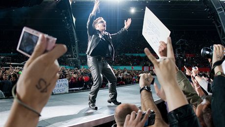 Takhle se do toho zpvák a frontman kapely U2 Bono poloil letos ve Frankfurtu.