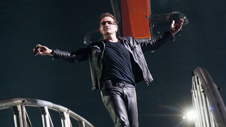 Takhle se do toho zpvák a frontman kapely U2 Bono poloil letos ve Frankfurtu.