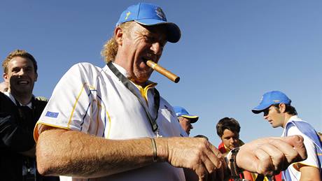 Miguel Ángel Jiménez si zapaluje první doutník po svém vítězství ve čtvrtém dnu Ryder Cupu 2010. Miguel Ángel Jiménez si zapaluje první doutník po svém vítězství ve čtvrtém dnu Ryder Cupu 2010.