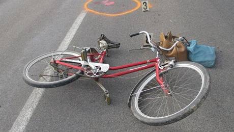 Tragická nehoda cyklistky na silnici ze Srubů u Chocně. Tragická nehoda cyklistky na silnici ze Srubů u Chocně.