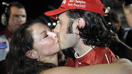 Dario Franchitti slavil titul série IndyCar 2010 spolu se svou manželkou Ashley Juddovou. Dario Franchitti slavil titul série IndyCar 2010 spolu se svou manželkou Ashley Juddovou.