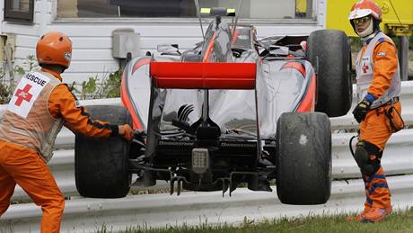 Lewis Hamilton naboural svj monopost McLaren v úvodním tréninku GP Japonska.