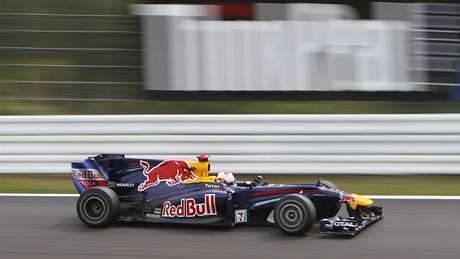 Vettel s vozem Red Bull na dráze v Suzuce