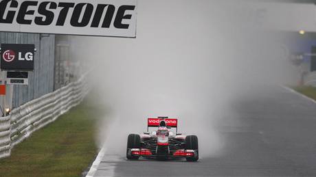 Jenson Button s vozem McLaren pi tetím tréninku GP Japonska na trati.