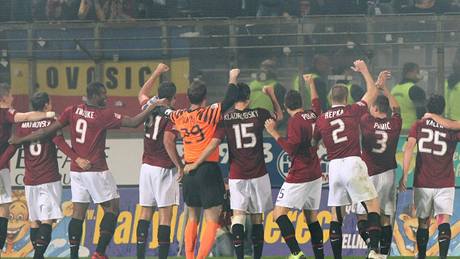 Sparťanští fotbalisté se po výhře v Olomouci radují se svými fanoušky. Sparťanští fotbalisté se po výhře v Olomouci radují se svými fanoušky.