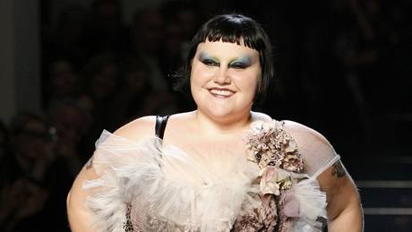 Beth Ditto v modelu Jean-Paula Gaultiera v Paíi