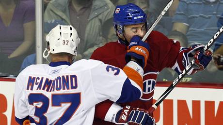 Tomáš Plekanec z Montrealu čelí ataku Deana McAmmonda z New Yorku Islanders. Tomáš Plekanec z Montrealu čelí ataku Deana McAmmonda z New Yorku Islanders.