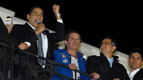 Ekvádorský prezident Rafael Correa po osvobození promluvil z balkónu prezidentského paláce ke svým píznivcm (1. íjna 2010)