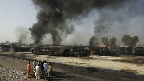 Neznámí ozbrojenci zapálili na jihu Pákistánu 27 cisteren s palivem pro jednotky v Afghánistánu (1. íjna 2010)