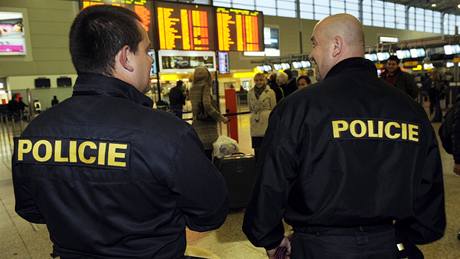 Policie zpřísnila bezpečnostní kontroly na letišti v Praze kvůli teroristickým hrozbám Policie zpřísnila bezpečnostní kontroly na letišti v Praze kvůli teroristickým hrozbám